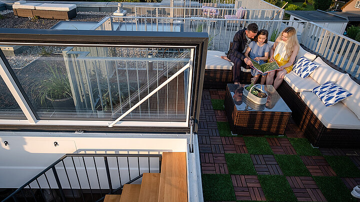 Dachterrasse mit modernem Flachdach Ausstieg und Sitzbereich
