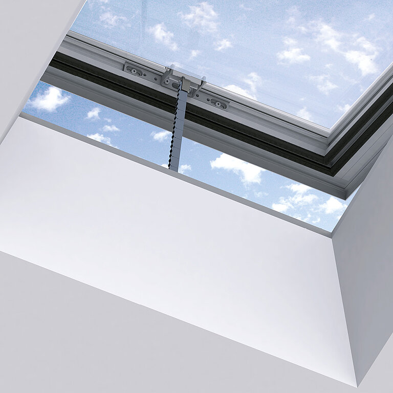 LAMILUX Flachdach Fenster mit verdecktem Kettenschuböffner als funktionales Zubehör