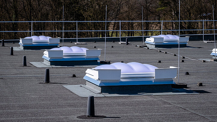 Flachdach mit Bitumenabdichtung, Lichtkuppeln und Dachlüftung