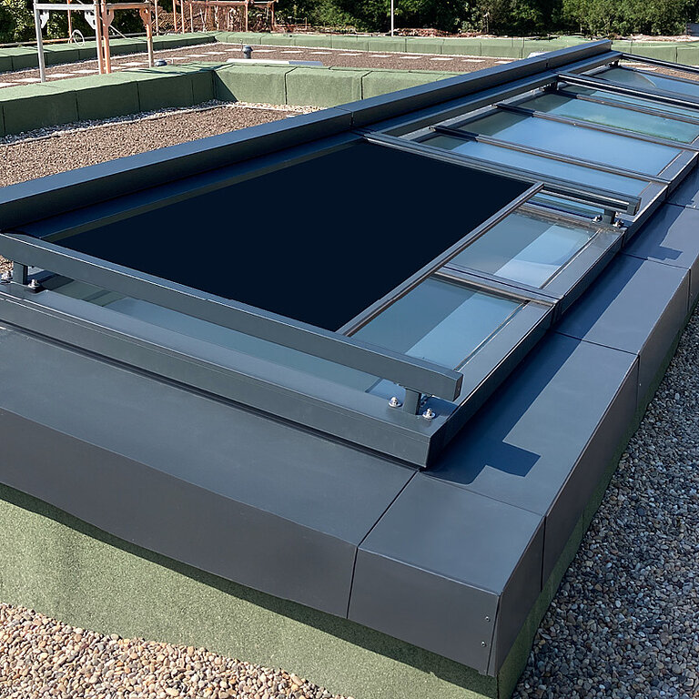 LAMILUX MS78 Glasdach mit außenliegenden Rollos als Sonnenschutz-Zubehör