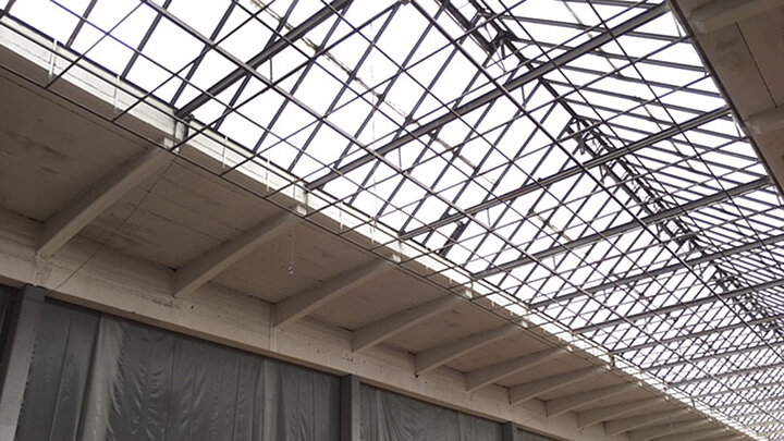 Glasdachkonstruktion mit Stahlträgern in einer Industriehalle