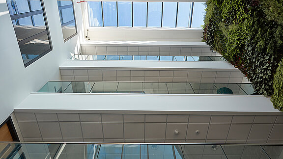 Blick von unten auf LAMILUX Glasdach PR60 mit weißen Trägern und Glasflächen