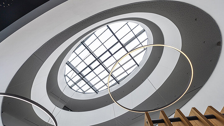 Modernes Atrium mit ovalem Glasdach PR60 zur natürlichen Tageslichtversorgung