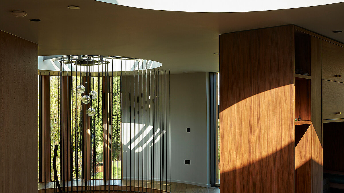 Innenraum mit rundem LAMILUX Flachdach Fenster, Holzverkleidung und Lichteinfall