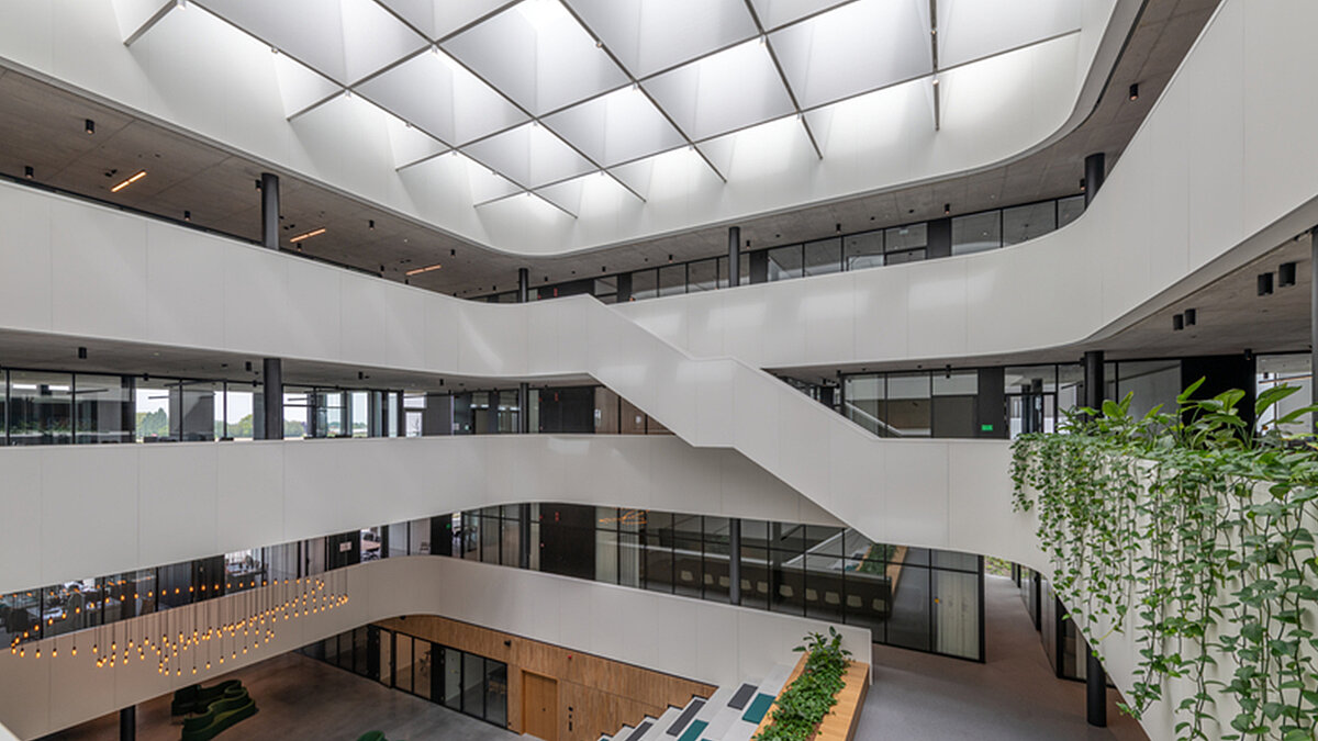 Großzügige Glasdachfläche mit LAMILUX Flachdach Fenstern FE 3° im modernen Atrium mit umlaufenden Galerien