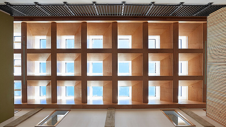 Moderne Holzdecken-Konstruktion mit quadratischem Raster und integrierten Oberlichtern