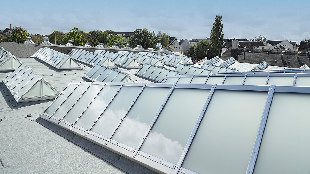 Dachansicht des Straßenbahnmuseums Chemnitz mit Glasdach PR60 in mehrfacher Sheddach-Anordnung