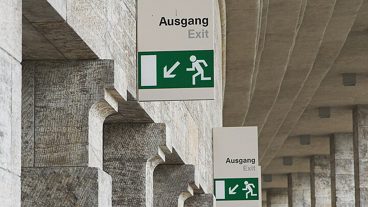 Notausgang zeigt Weg aus Gebäude