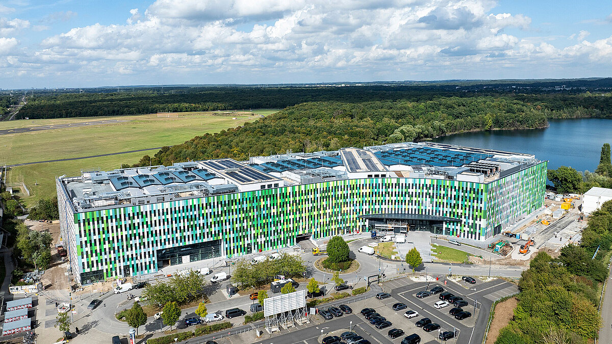 Luftaufnahme vom EUREF-Campus Düsseldorf mit moderner Architektur
