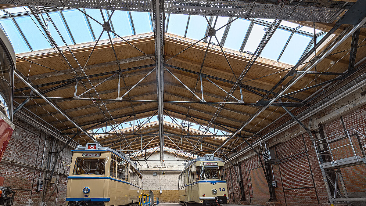 Zwei Straßenbahnen im Straßenbahnmuseum Chemnitz mit Glasdach PR60 als durchgängiges Sheddach