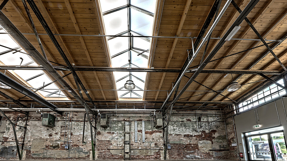 Straßenbahnmuseum Chemnitz mit Glasdach PR60 in Sheddach-Ausführung, Tageslicht fällt durch die Dachverglasung in die historische Industriehalle