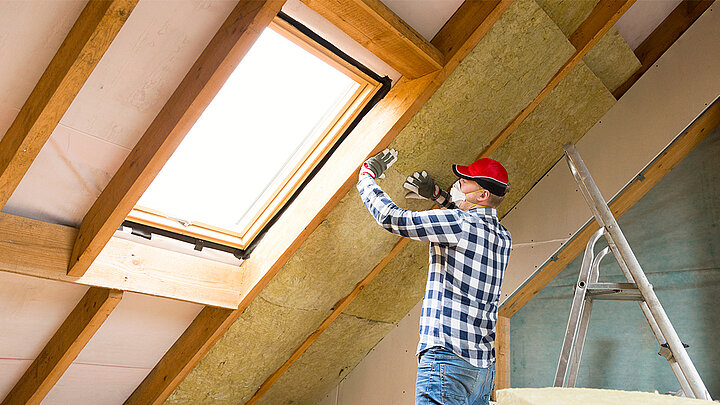 Dachsanierung mit Dämmung und Dachfenster im ausgebauten Dachgeschoss