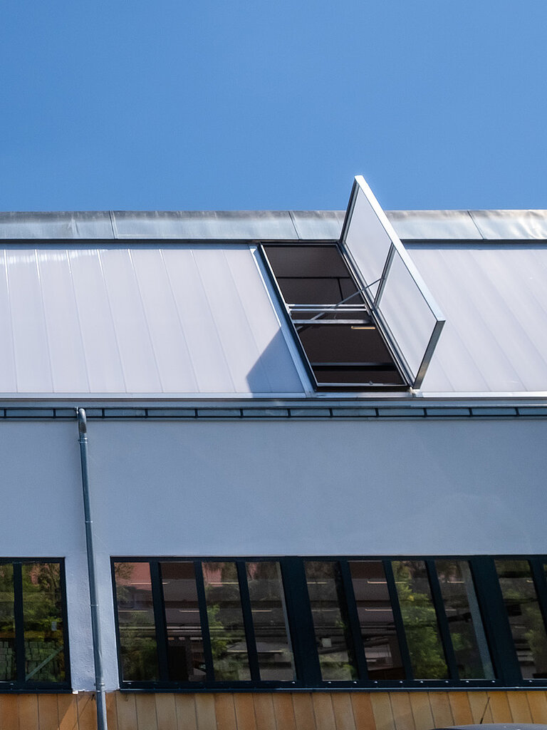 LAMILUX Lichtband Wand / Renovierung an Gebäudefassade zur nachträglichen Tageslichtversorgung