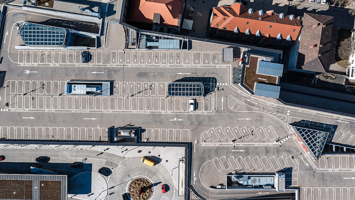 Cano Einkaufszentrum Singen mit Parkdeck, Glasdächern und markierten Stellplätzen in Luftaufnahme