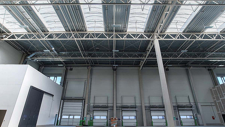 Innenansicht Lichtband in einer Industriehalle