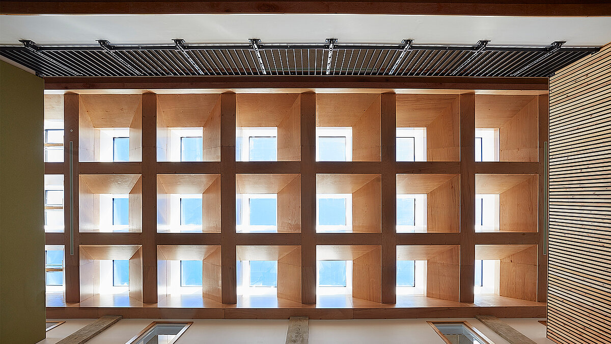 Moderne Holzdecken-Konstruktion mit quadratischem Raster und integrierten Fensterelementen