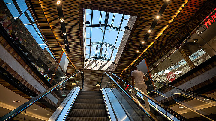 Glasdach PR60 über der Rolltreppe eines Einkaufszentrums