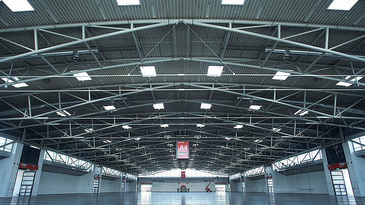 LAMILUX Lichtkuppeln in Industriehalle mit großflächiger Tageslichtbeleuchtung