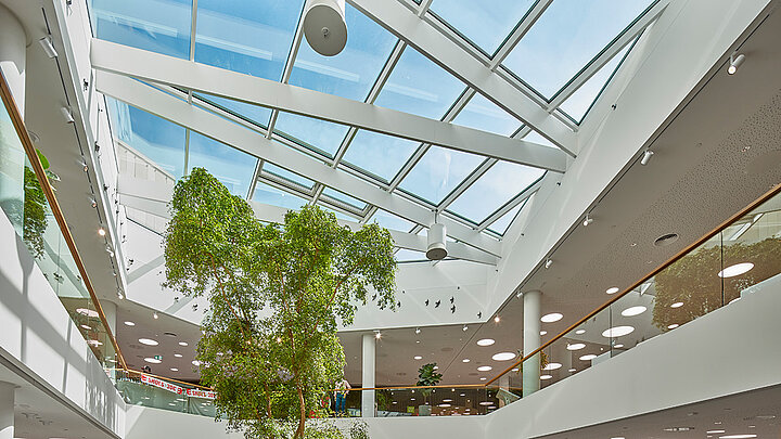 LAMILUX Glasdach PR60 über lichtdurchflutetem Atrium mit moderner Architektur