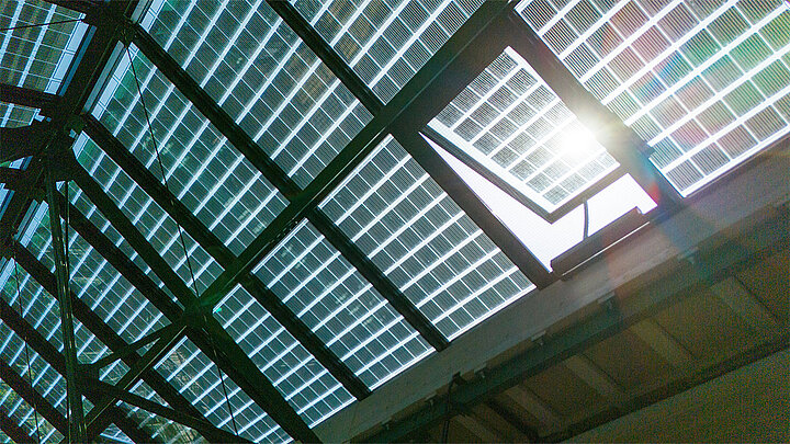 LAMILUX Glasdach PR60 mit integrierten Photovoltaikmodulen und geöffneter Lüftungsklappe