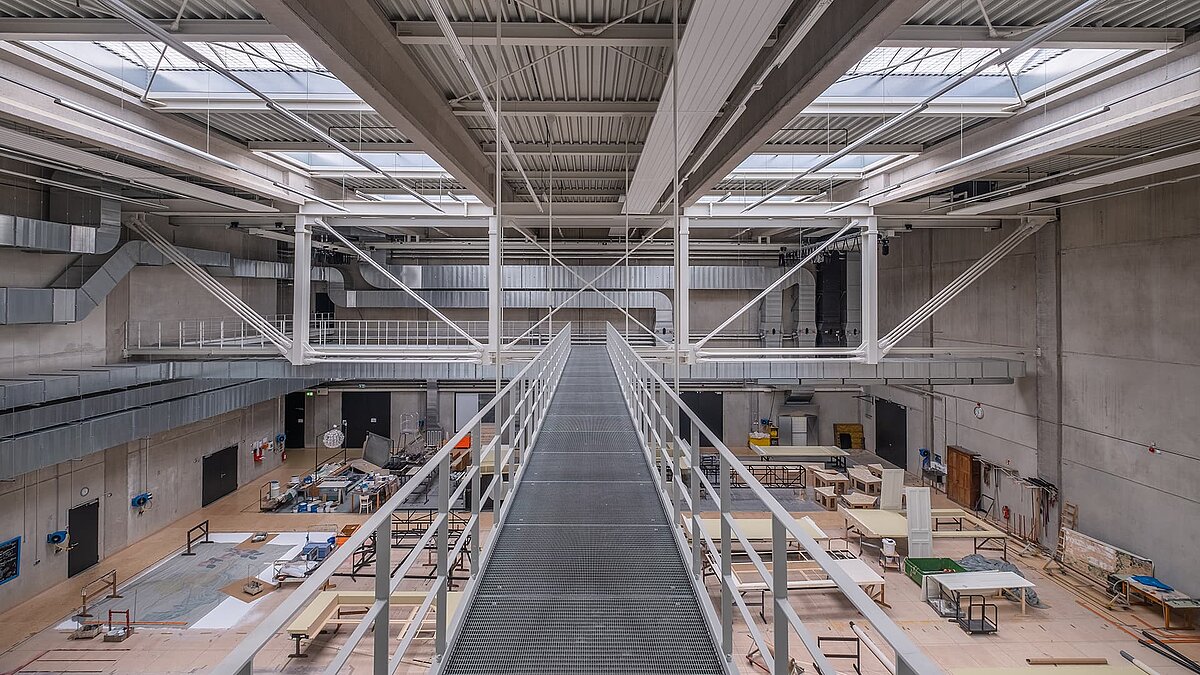Innenansicht des Opernfundus Hamburg mit LAMILUX Lichtband B und Werkbereich für Bühnenbau.