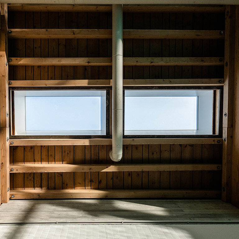 Innenansicht von LAMILUX Flachdach Fenster Fire Resistance mit Tageslichteinfall in Industriehalle