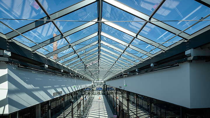 LAMILUX Glasdach PR60 über der Mall des Outlet Center Selb mit großflächiger Verglasung