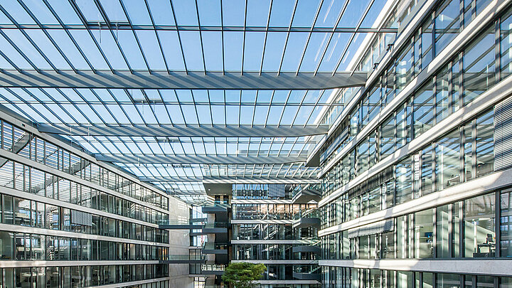 LAMILUX Glasdach PR60 als großflächige Glasüberdachung in modernem Büroatrium