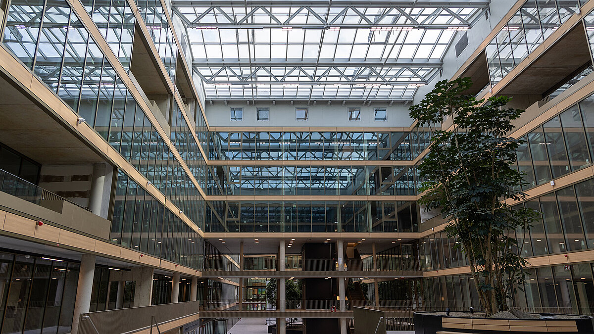 EUREF-Campus Düsseldorf mit moderner Architektur, Glasdach und offenem Innenhof