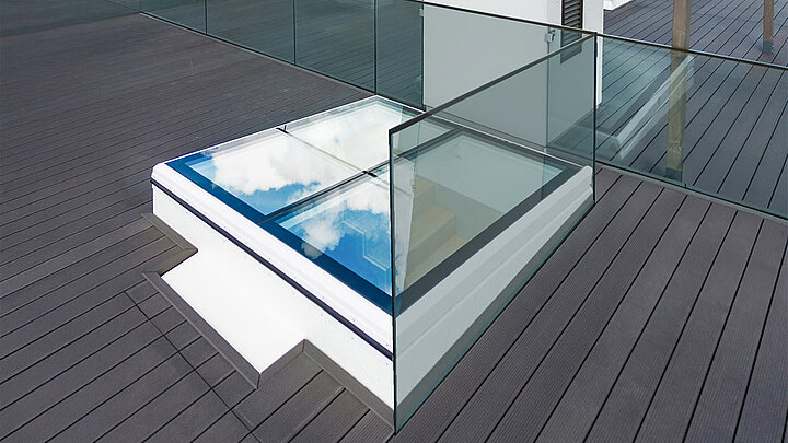 Dachterrasse in Warschau mit Glasgeländer und Dachausstieg