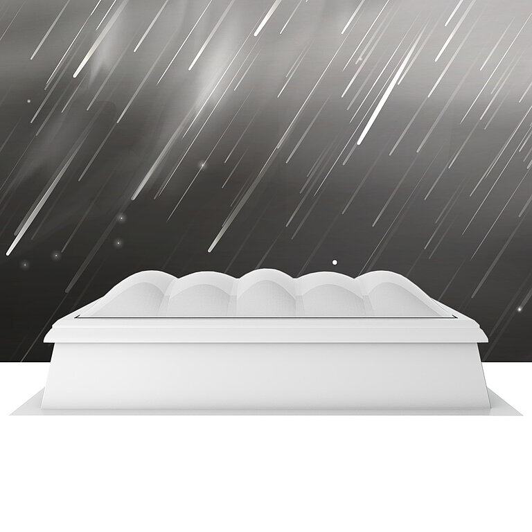 LAMILUX Lichtkuppel F100W mit mehrschaliger, gewölbter Verglasung zur zuverlässigen Tageslichtversorgung, dargestellt bei Regen