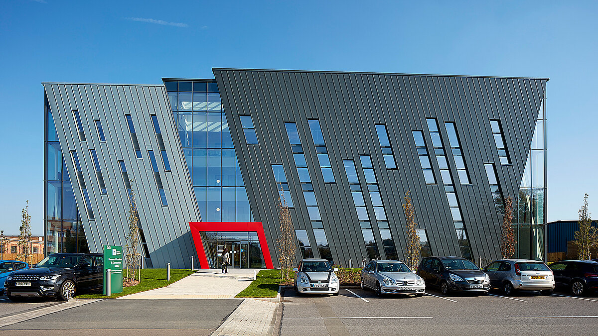 Moderne Metallfassade mit perforierten Aluminiumplatten an der University of Nottingham