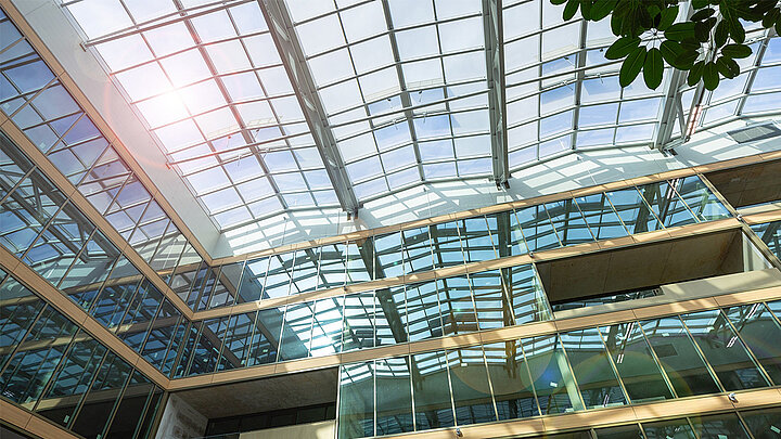 Glasdach PR60 über verglastem Innenhof mit moderner Büroarchitektur