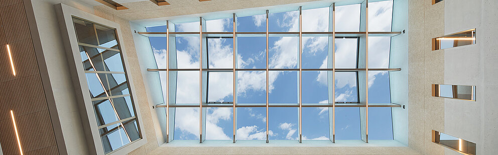 Glasdach mit Blick in den blauen Himmel