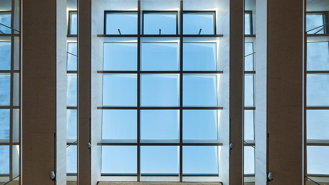 Blick auf das Sheddach und die Lehmwand im Atrium des Grünen Zentrums Immenstadt.