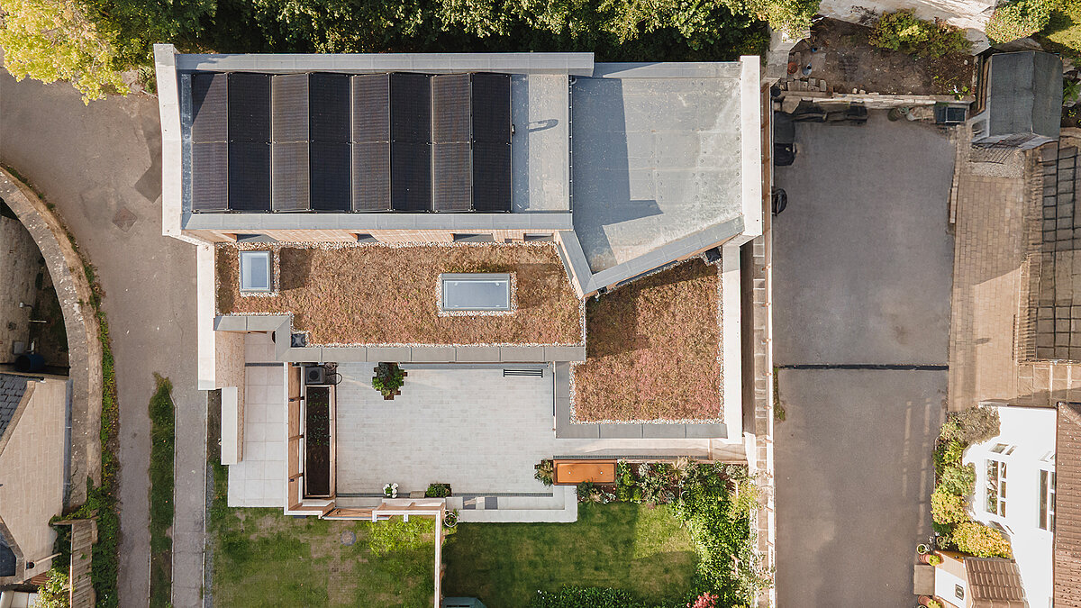 Draufsicht auf modernes Wohnhaus mit LAMILUX Flachdach Fenstern und Innenhof