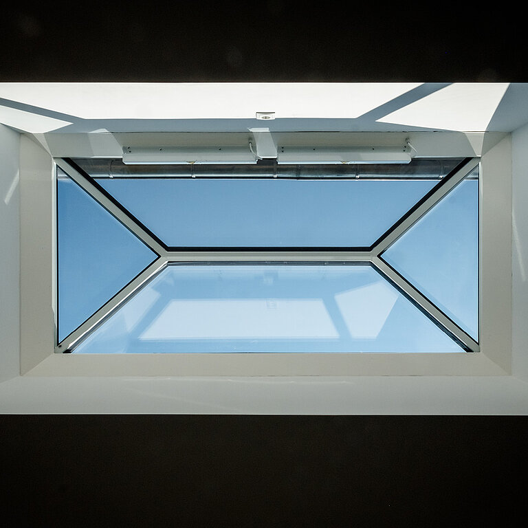 LAMILUX Flachdach Fenster FE Pyramide / Walm in Innenansicht, mehrseitig geneigte Verglasung für Tageslicht