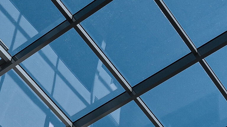 Detailansicht des Glasdachs PR60 Passivhaus mit klarer Verglasung und schlanken Profilen.