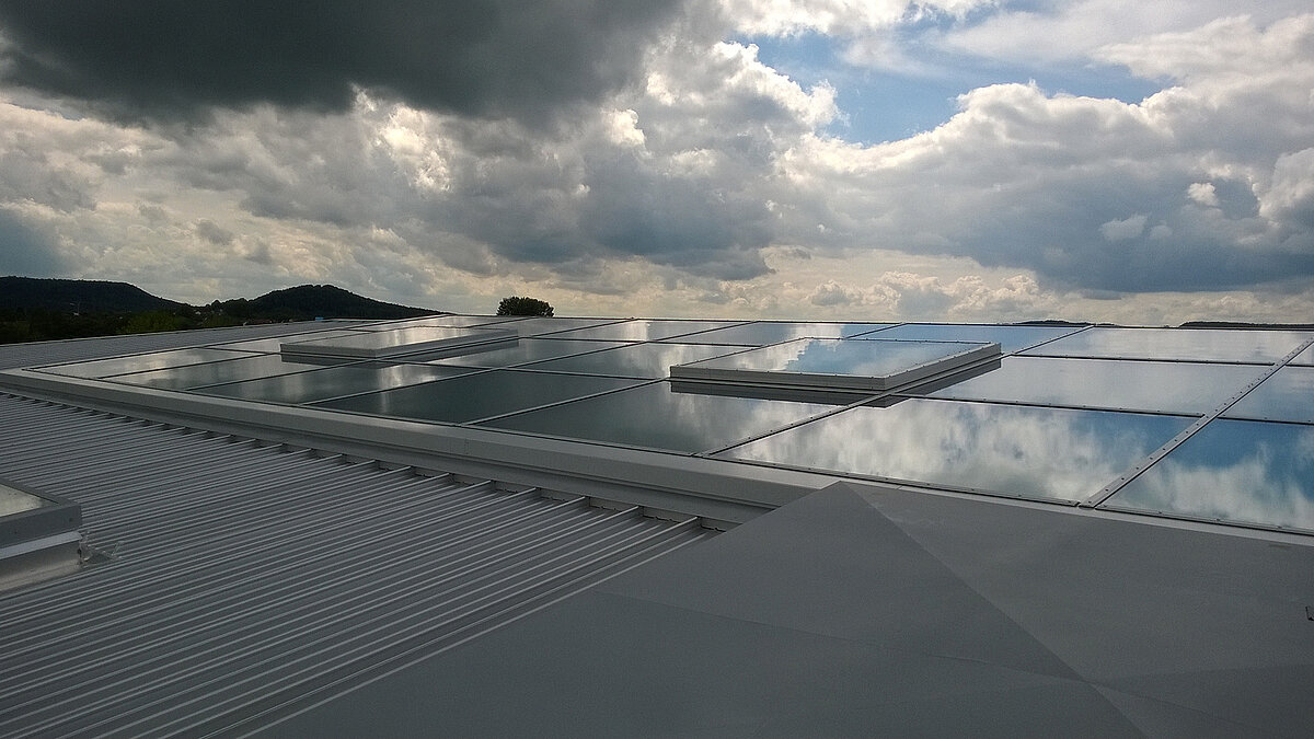 Glasdächer von LAMILUX auf dem Willibald-Gluck-Gymnasium in Neumarkt unter bewölktem Himmel.