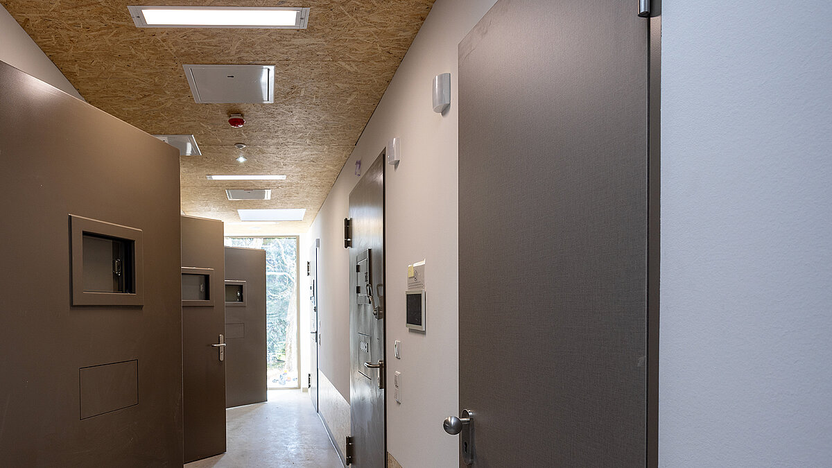 Psychiatrie Emmendingen mit LAMILUX Flachdach-Fenstern im Flur für natürliche Tageslichtversorgung
