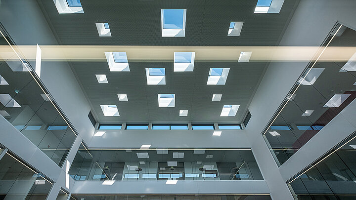 Decke mit zahlreichen Flachdach Fenstern in einem modernen Gebäude