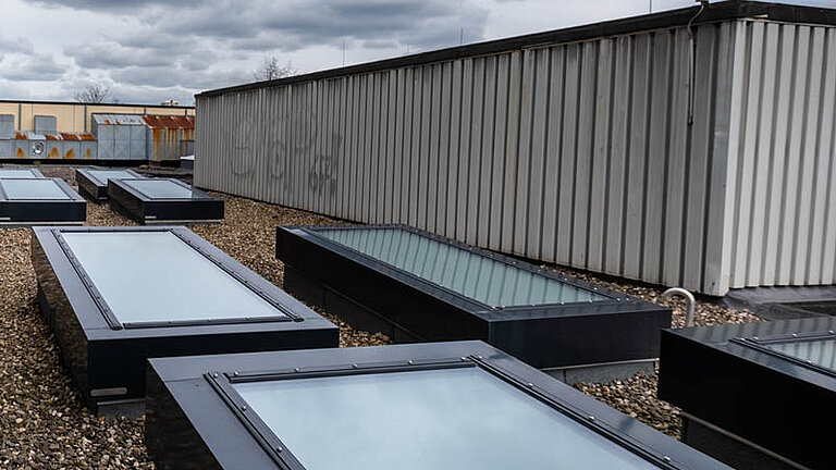 Mehrere LAMILUX Flachdach Fenster Fire Resistance auf Industrie-Flachdach mit feuerwiderstandsfähiger Verglasung