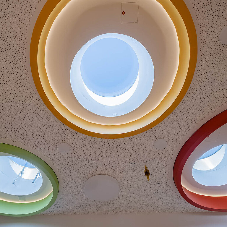 LAMILUX Flachdach Fenster F100 rund mit farbigen Innenrahmen, runde Tageslichtöffnungen in Decke