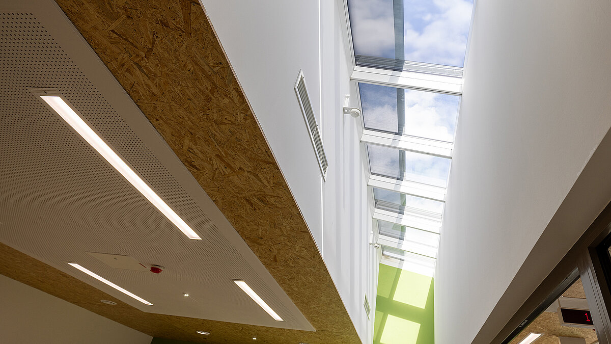 Psychiatrie Emmendingen mit LAMILUX Glasdachband im Flur zur natürlichen Tageslichtversorgung des Innenraums