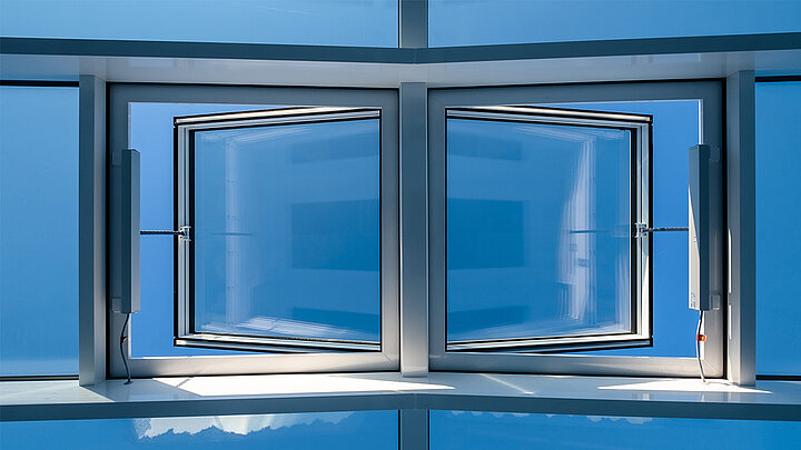 Moderne Glasfassade mit geöffneten Kippfenstern