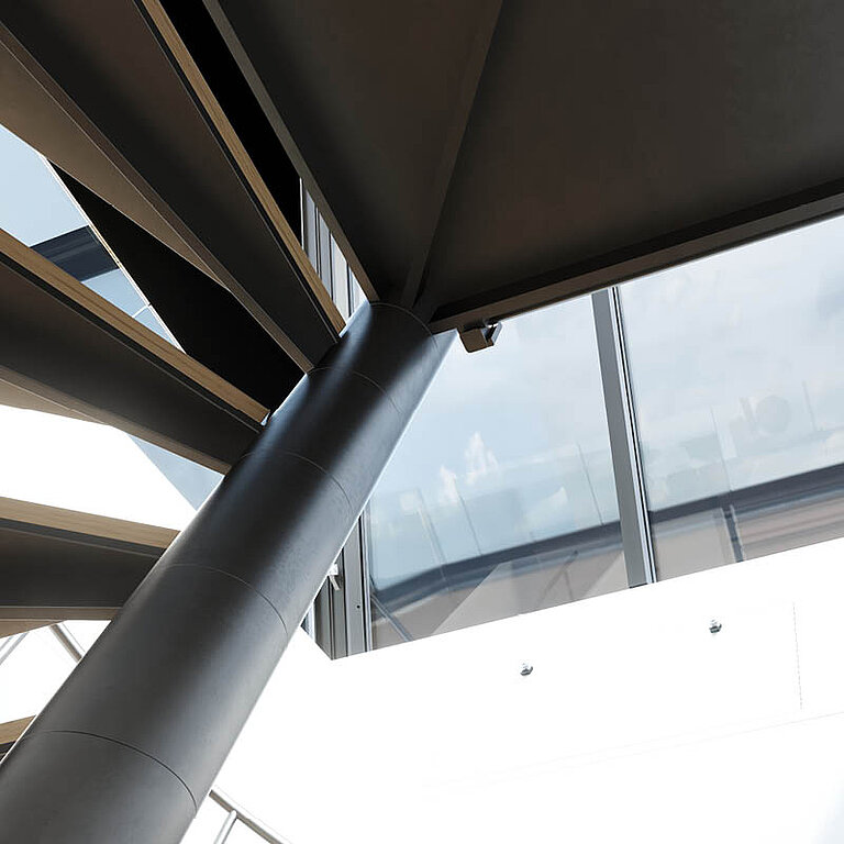 Detailansicht der Anwendung eines LAMILUX Flachdach Ausstieg Komfort Quadrat