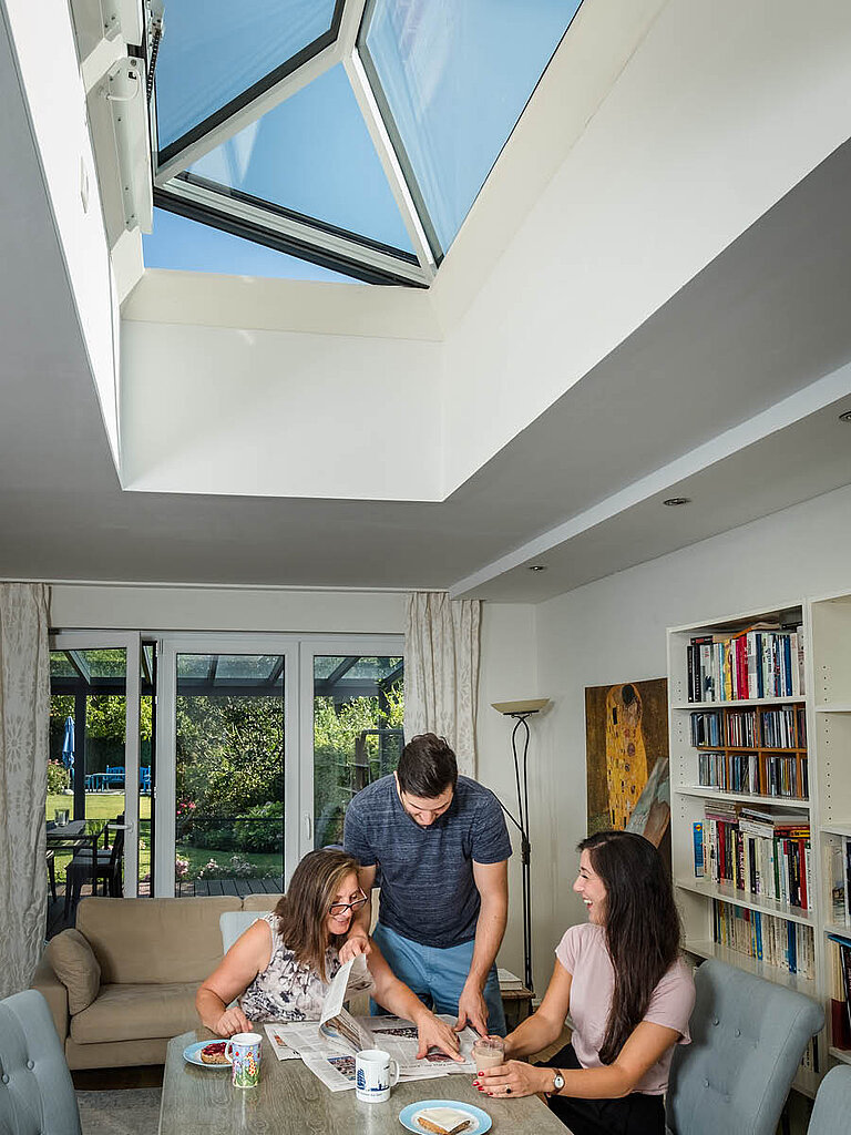 LAMILUX Flachdach Fenster FE Pyramide / Walm im Wohnraum, pyramidenförmige Tageslichtöffnung über Sitzbereich