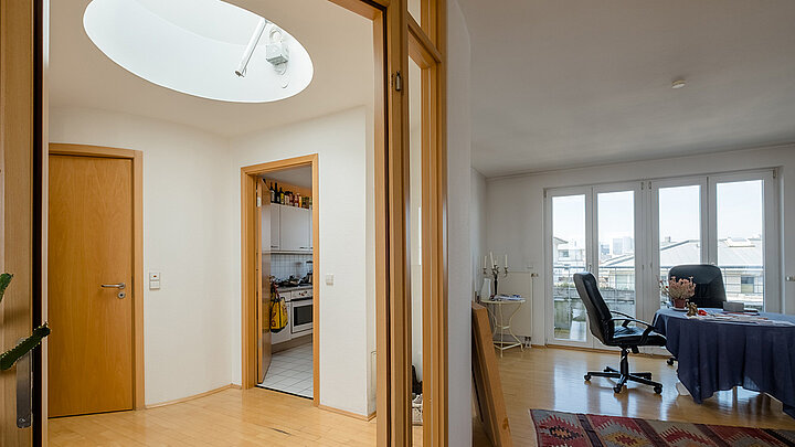 Wohnungsflur mit rundem Flachdach Fenster und Tageslichteinfall
