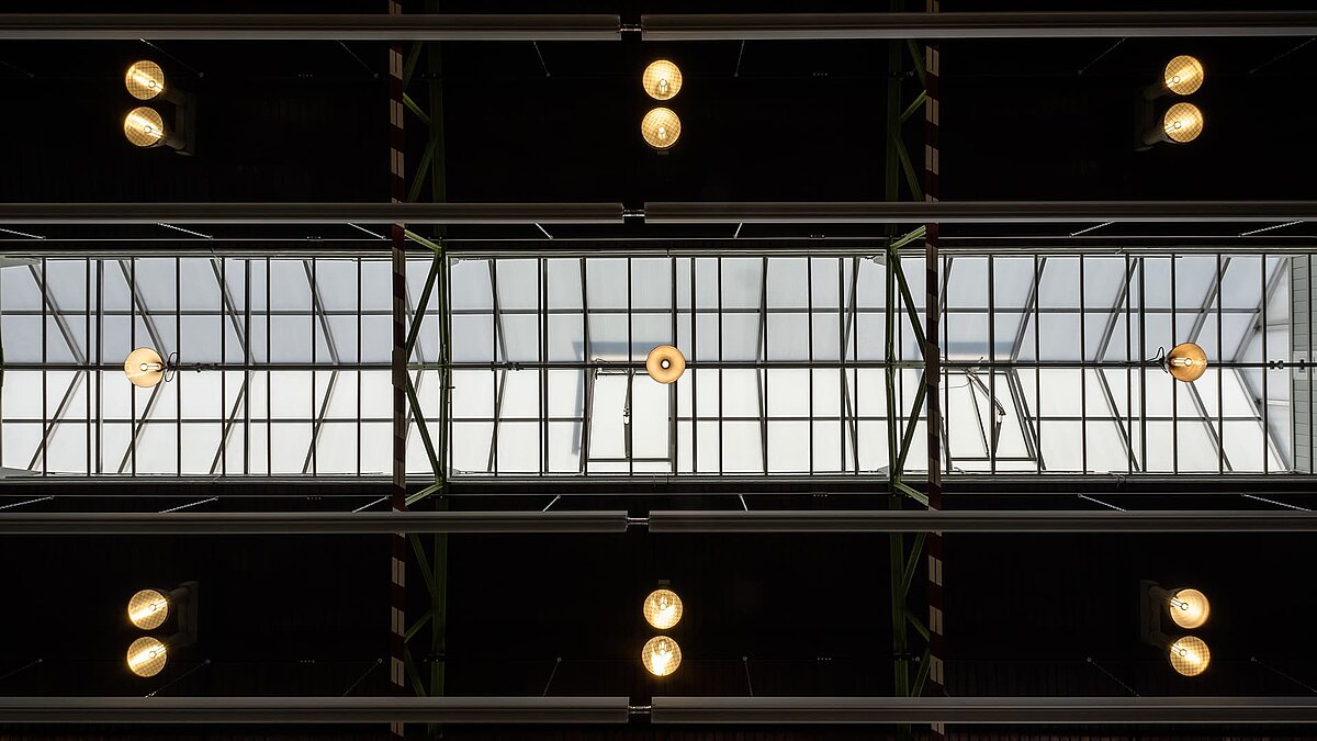 Innenansicht des Glasdachs der Eventhalle Zündmagnet in Wurzen mit moderner Beleuchtung und Industriecharme.