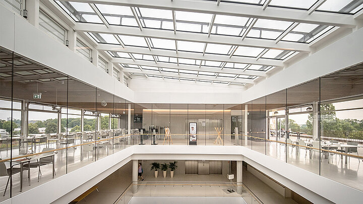 LAMILUX Glasdach PR60 über mehrgeschossigem Atrium mit umlaufender Verglasung